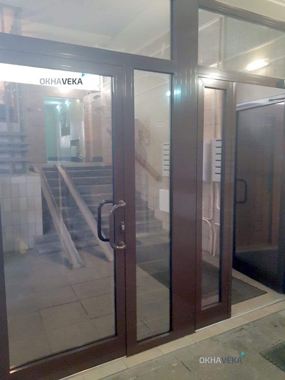 Двери в подъезде